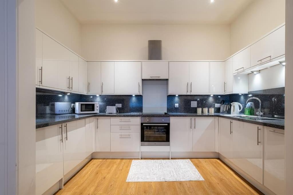 2 Bed 2 Bath Spacious Apartment In Central Αμπερντήν Εξωτερικό φωτογραφία